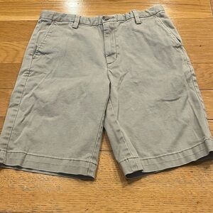 Vineyard vines boys chino shorts size 14.